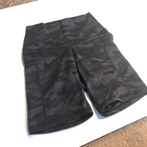 Dark Camo Biker Shorts Pockets